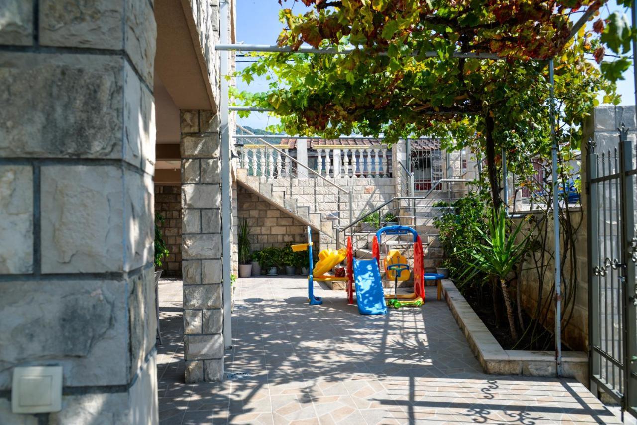 Guest House Ivana Tivat Exterior foto